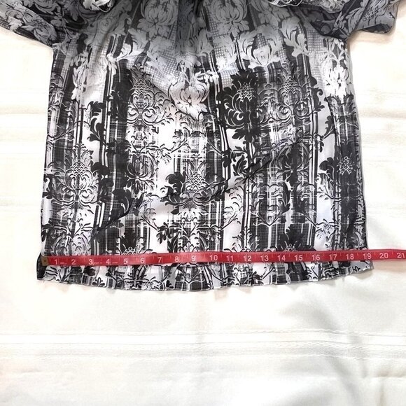 💥SALE bebe NWT Cold Shoulder Ruffle Top Ghost Lace 1 Size S Black White Gry - Picture 11 of 15
